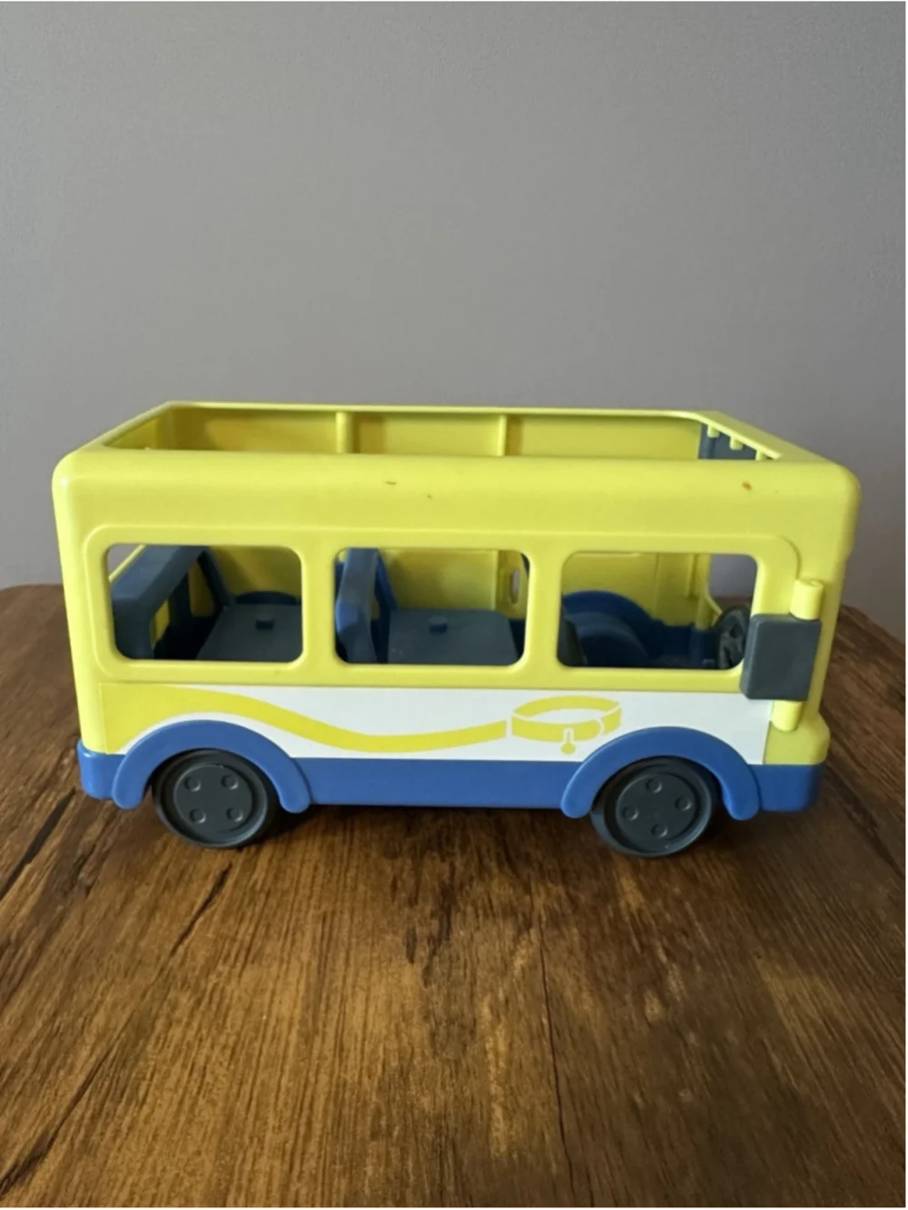 Bluey School Adventures Rotating Sign Yellow Bus Toy w/ Bluey Action Figure